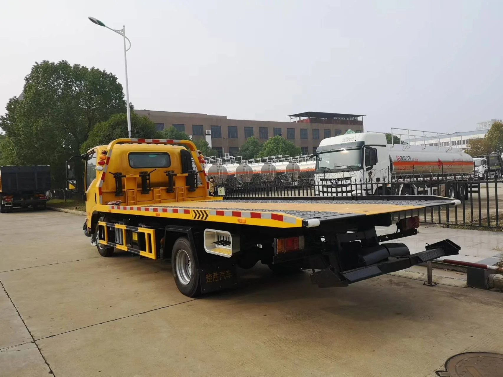 China New ISUZU 5Tons Flatbed Towing Truck 4x2 Diesel Manual Transmission Wrecker ISUZU Tow Trucks for Sale