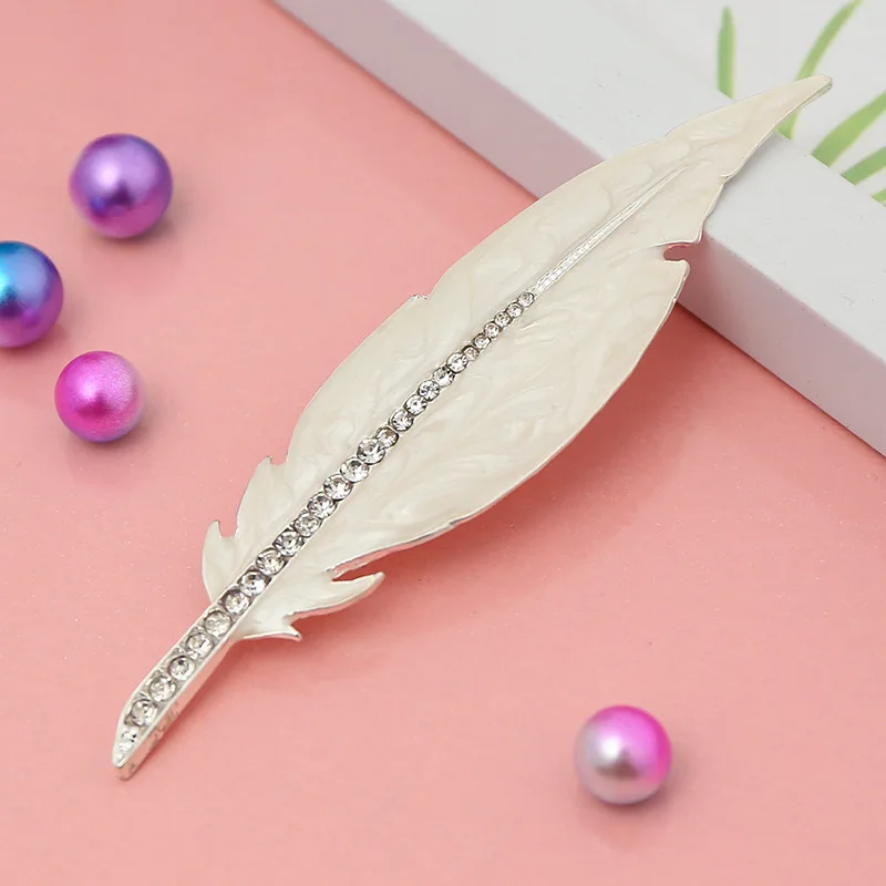 Factory new product classic white feather pendant chain jewelry mobile phone decoration accessories