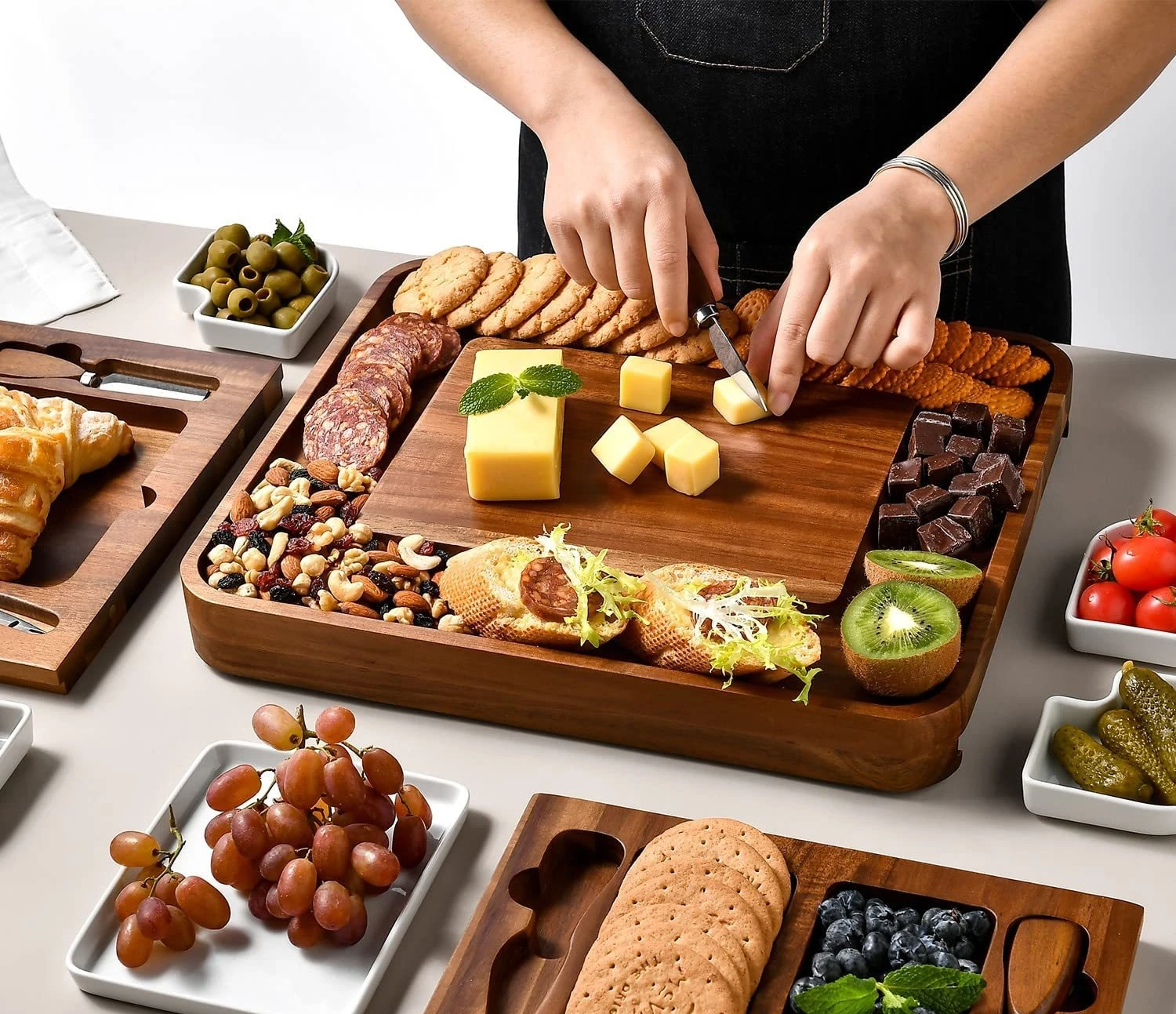 Acacia Wood Cheese Board Set Square Shaped Charcuterie Boards Cheese Platter With Stainless Steel Cutlery