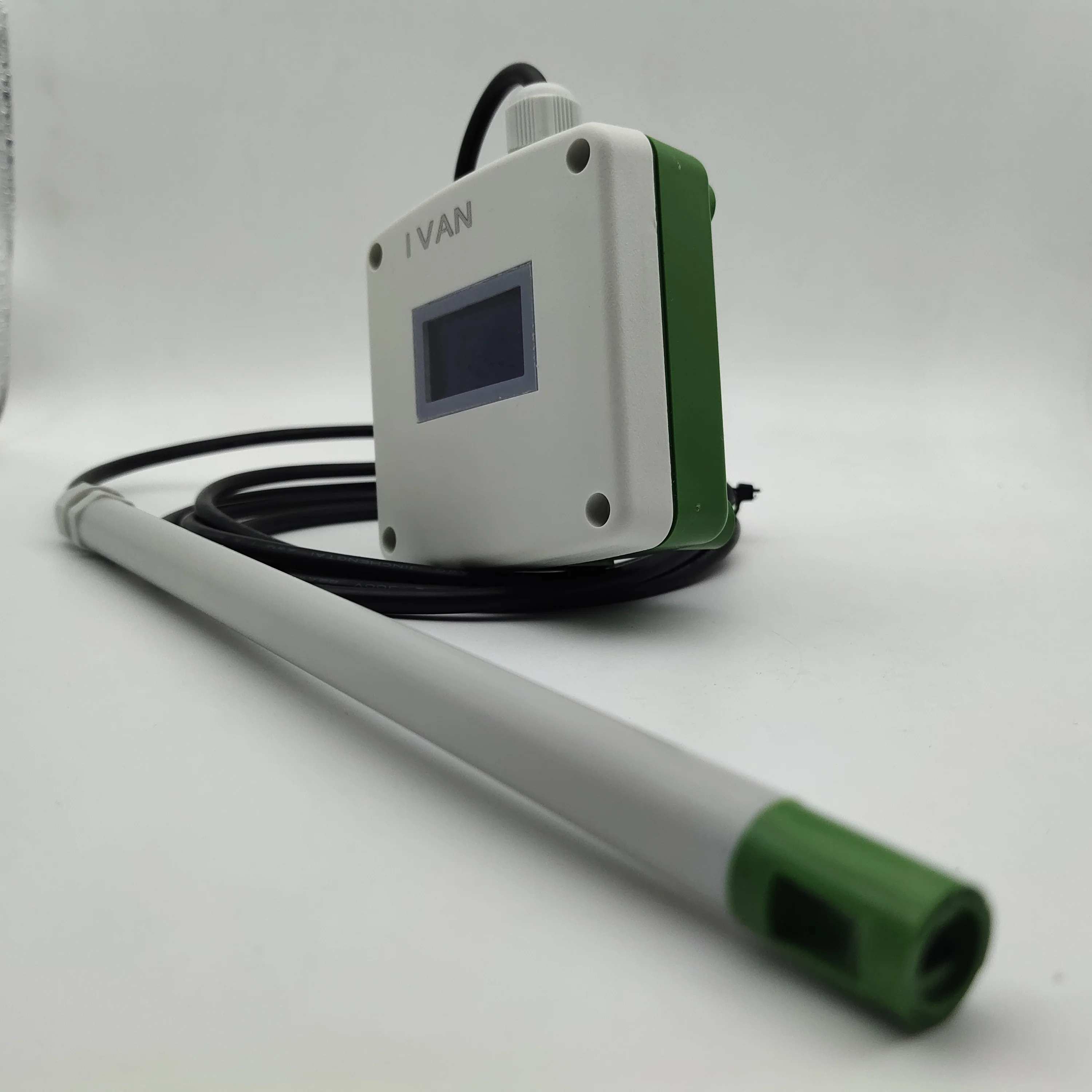 Wide measurement range split wind sensor