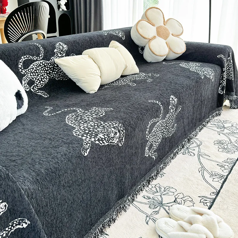 Vintage Luxury Thick Green Chenille Cheetah Design Jacquard Throw Sofa Towel With Handmade Tassels For Living Room Non-slip