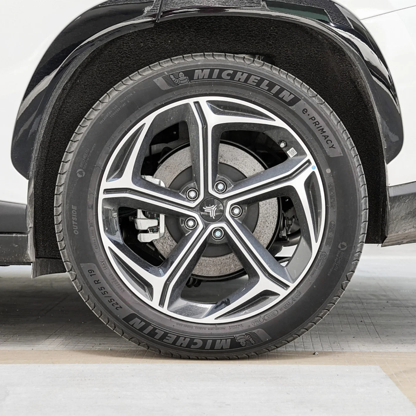 HEZHONG AUTOMOTIVE  Neta L 2024 Extended Range 220 Flash Charge Edition medium SUV naturally aspirate