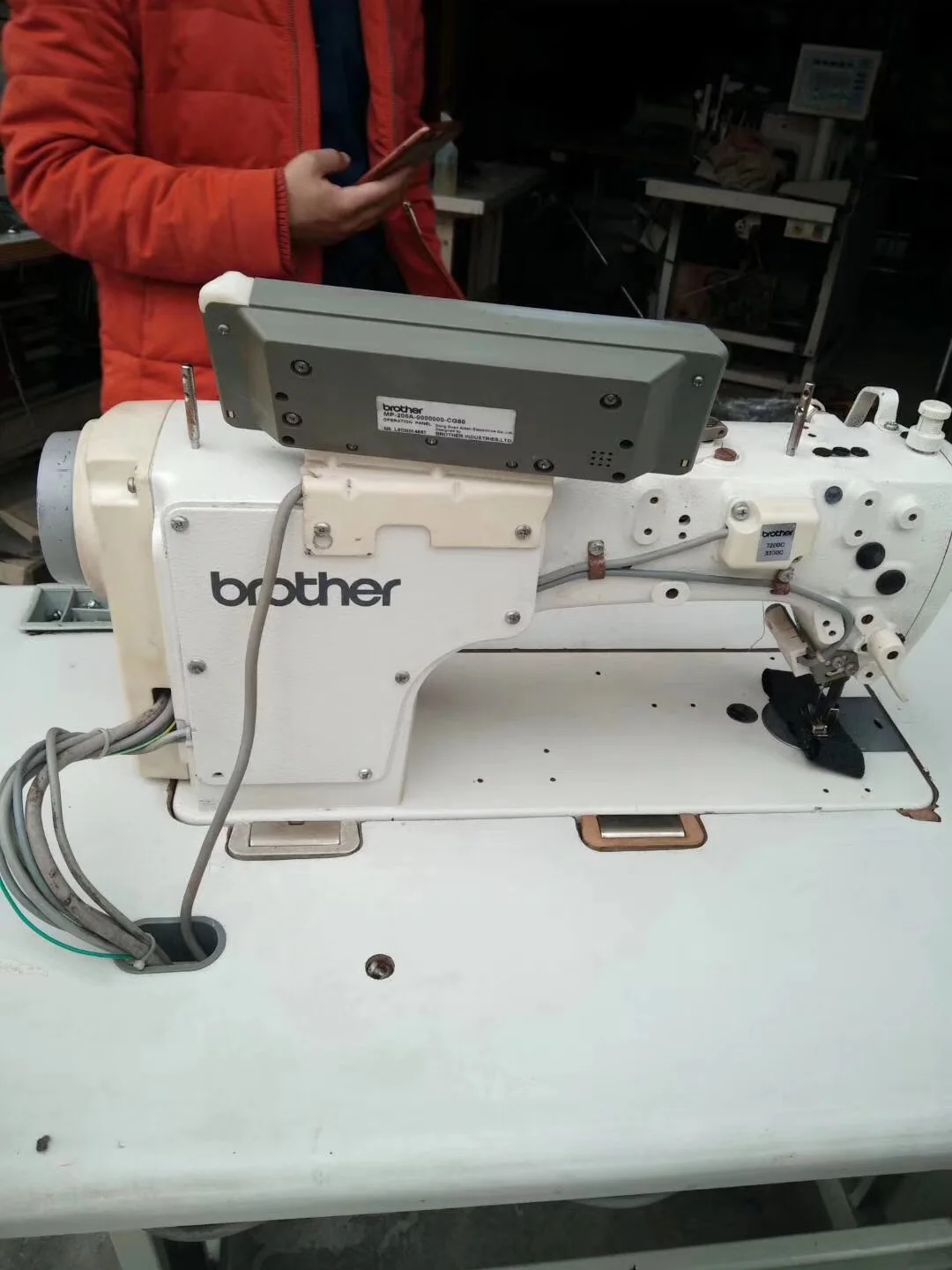 Used High-speed Brother 7200C Lockstitch Computerized Directly Drive Industrial Sewing Machine For Sale