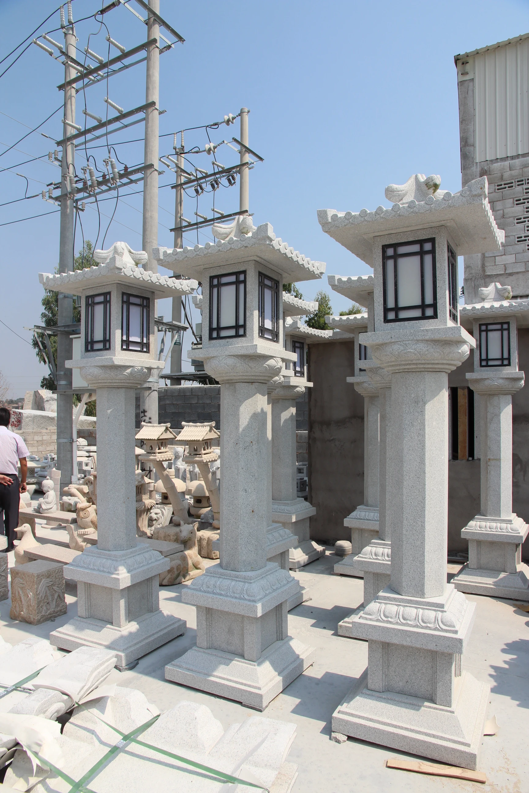 Hand Carved Yukimi White Granite Japanese Lantern for Outdoor Courtyard Garden