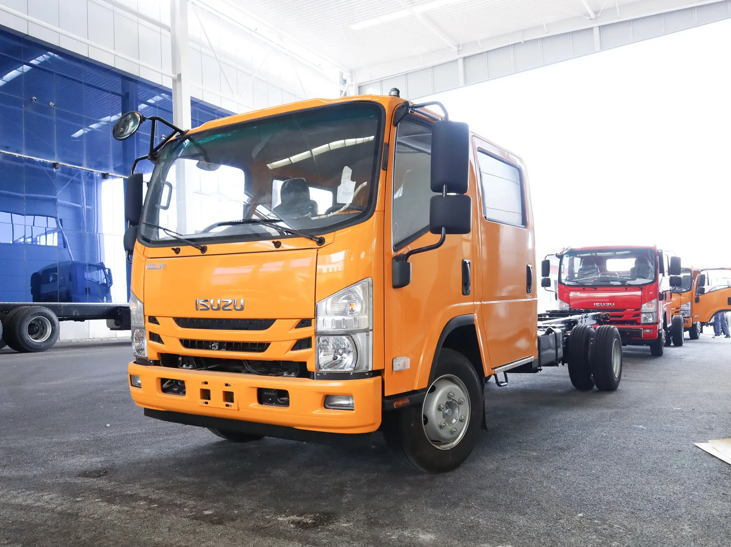 Грузовой фургон Isuzu шасси с двойной кабиной шириной 4 тонны новый Подержанный 2024 запасные части для эльфа