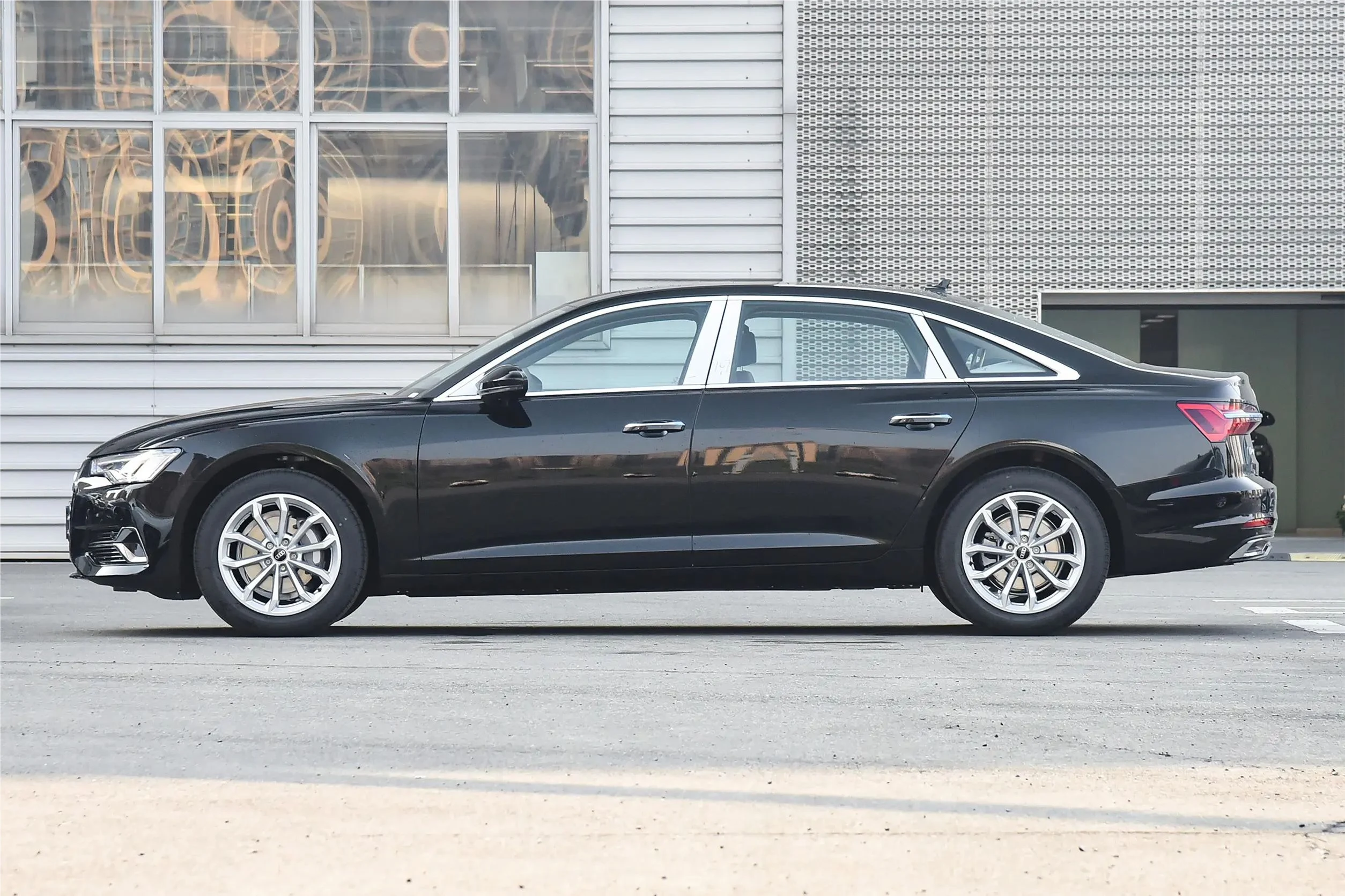 Best-selling Audi cars Audi A6L High Quality Luxurious Elegant Gasoline car Sports Sedan Audi A6L 2024