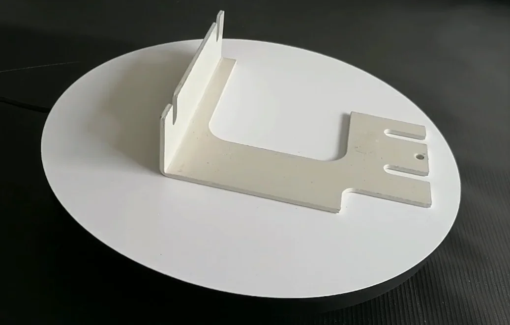 Horizontal apron bracket fridge stand