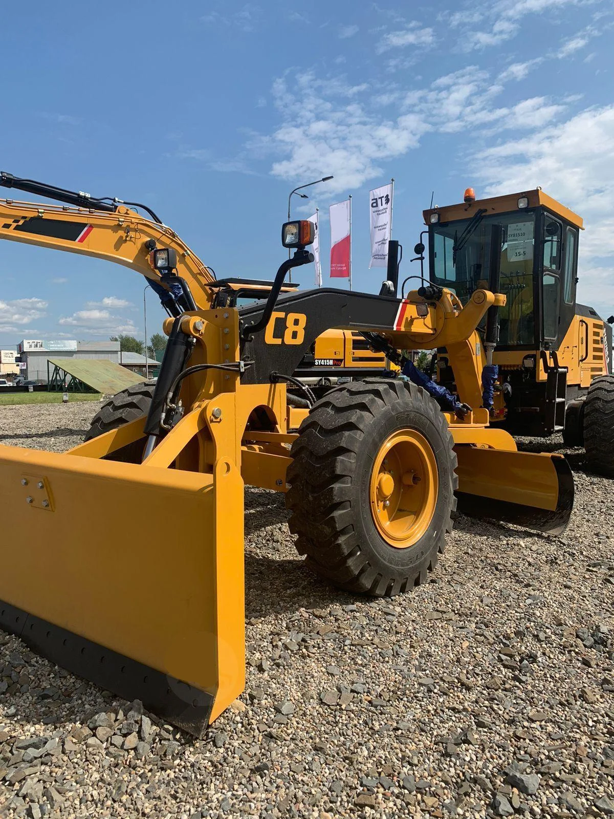 Top-Quality Grader: STG230C-8S with Front Blade for Versatile Applications