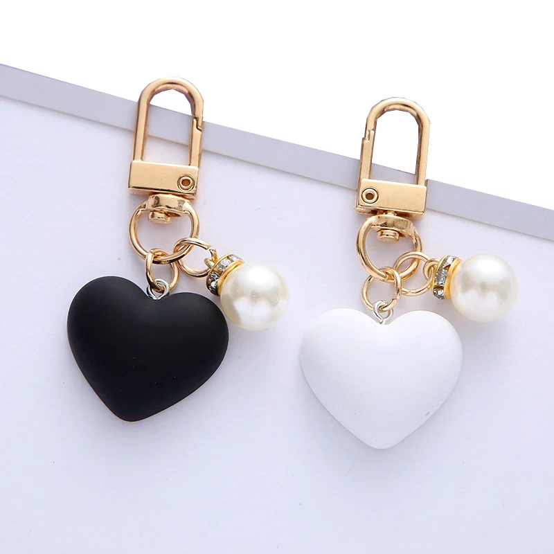 Hot Sale Black & White Resin Heart Keychain with Pearl Pendant for Couples and Friends Perfect Gift