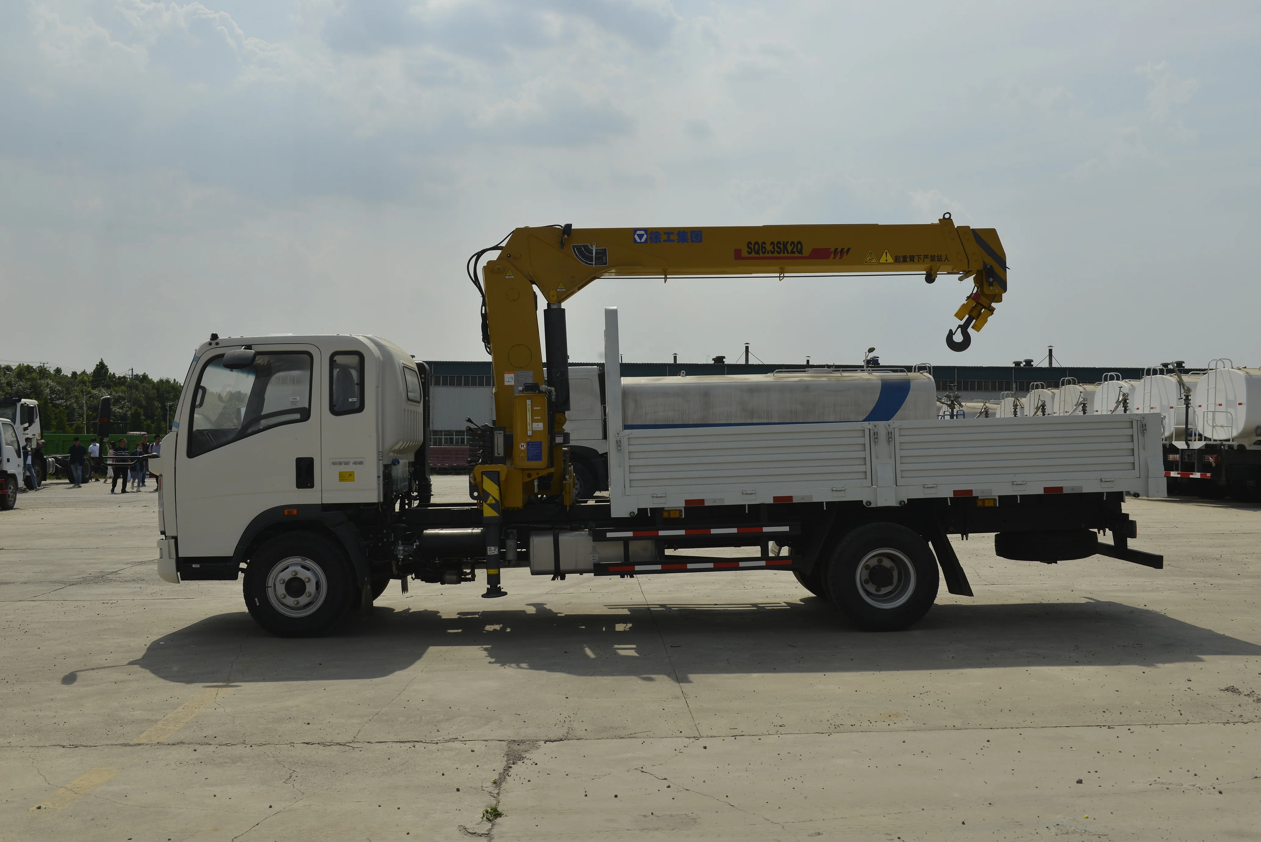 Грузовой кран 6 3 тонн SINOTRUK грузоподъемностью 4x2