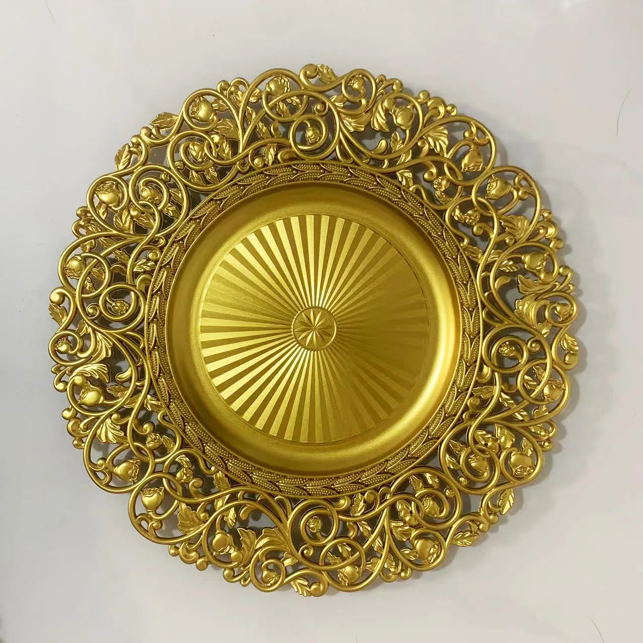 2024 New European Style  Gold Charger Plates For Fruit Weddings Plastic Elegant Charger Plates