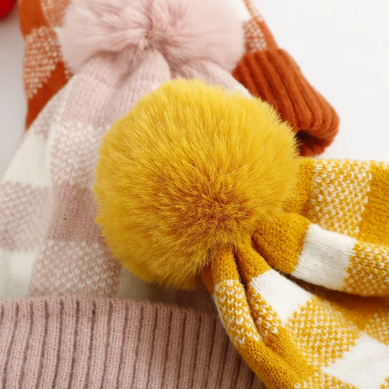 Женская вязаная шапка с помпоном 2024