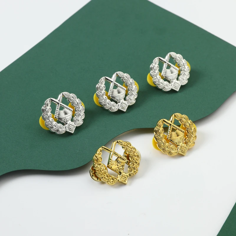 Металлическая табличка с надписью и логотипом