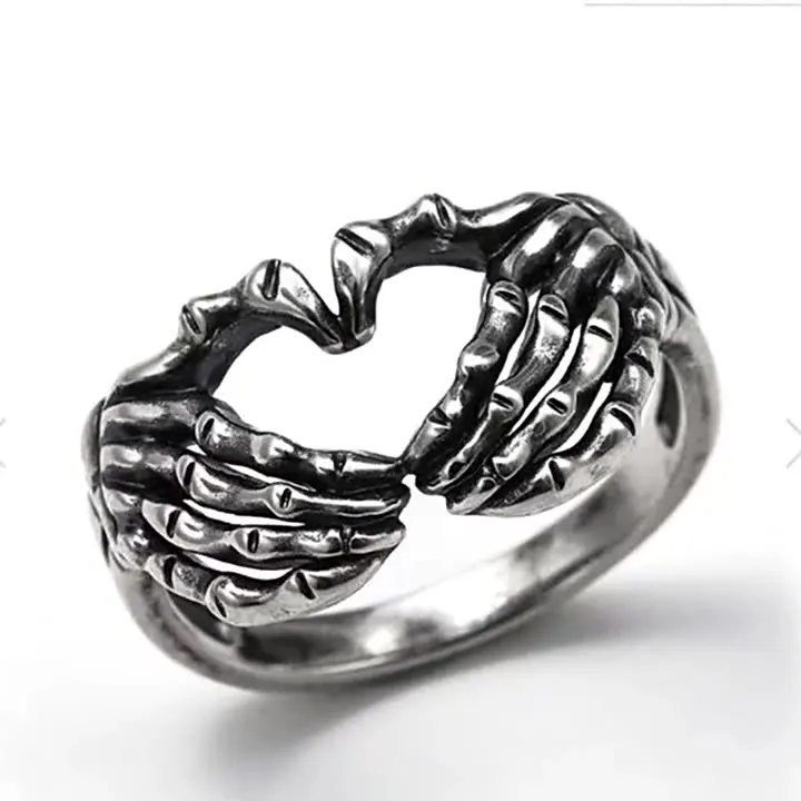 Retro skull hand with heart-shaped ring creative couple stainless steel personality punk hip hop men and women party ringjewelry