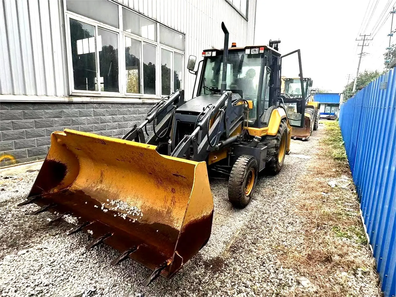 XCMG official used Backhoe loader XC8-S2560 with H tyre rear leg Only 550 working hrs for sale