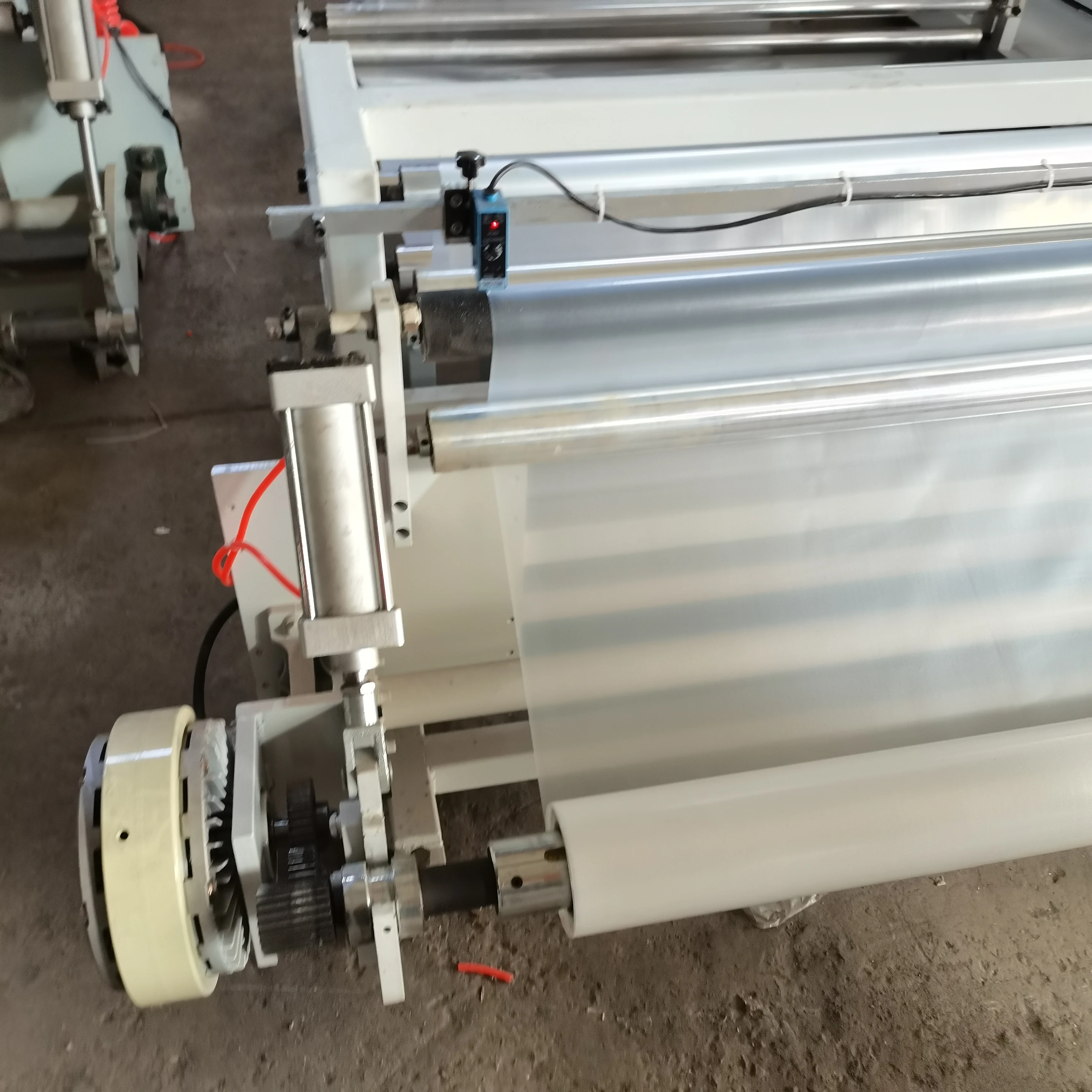 Fully automatic high speed film  unfolding machine  It can be used to fold clothing bags