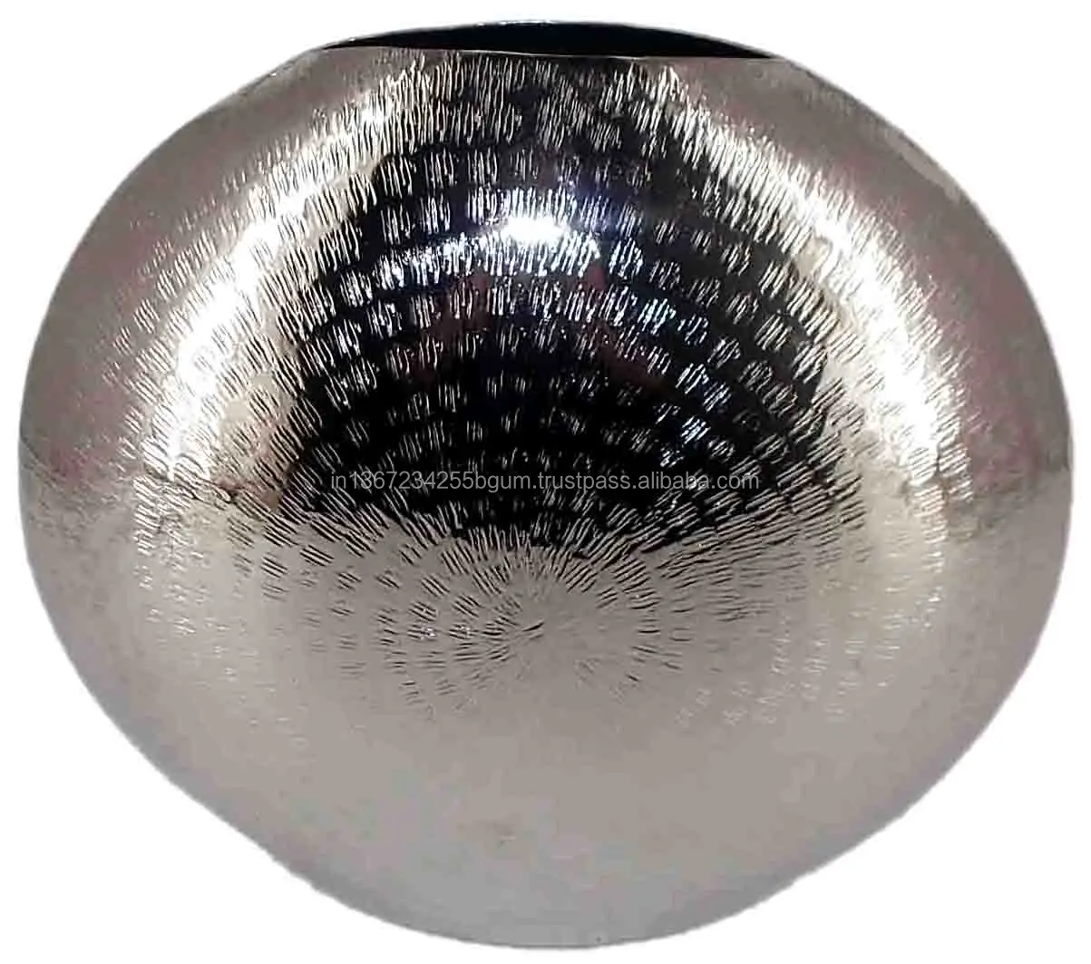 Металлические вазы