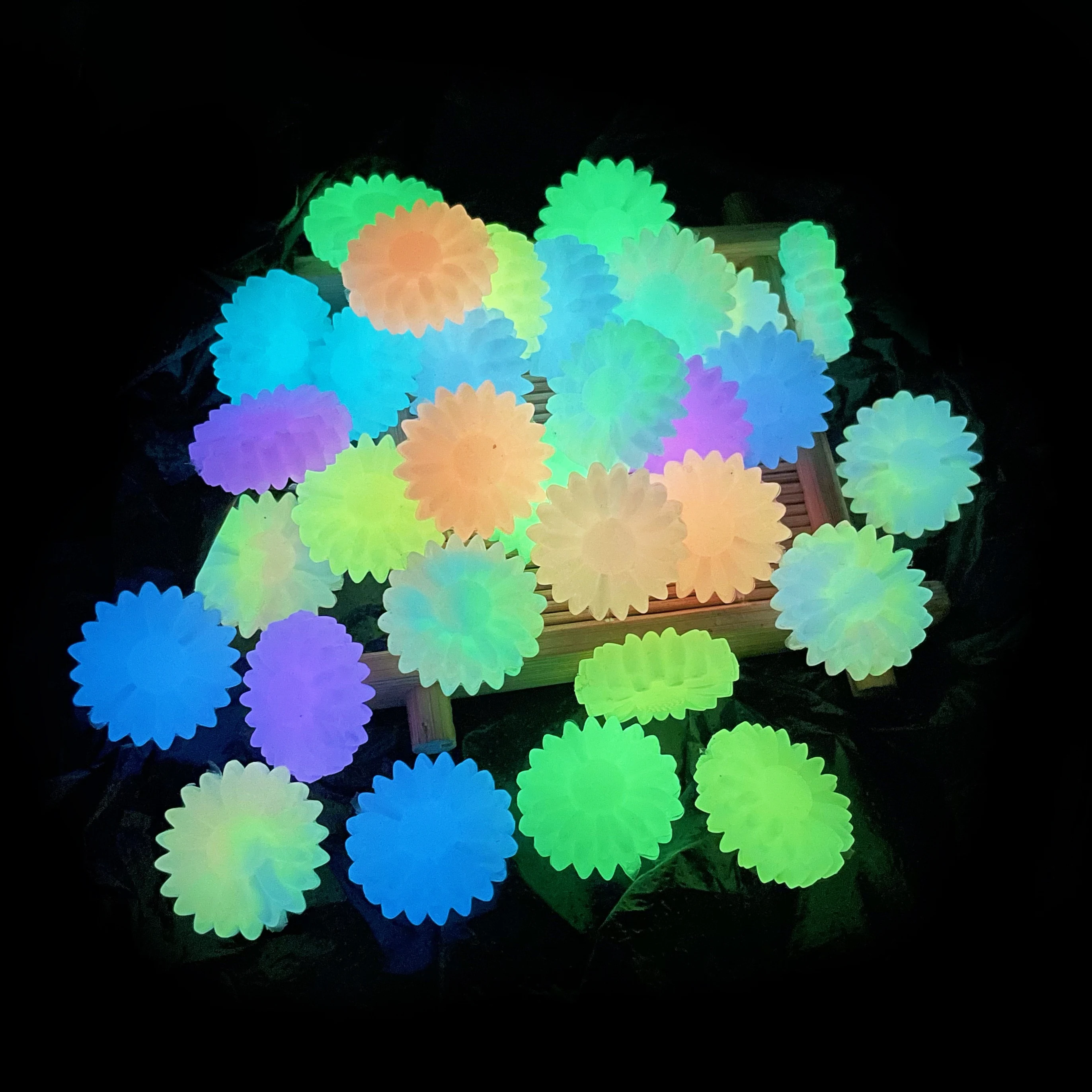 Hot Sale Food Grade Soft Sunflower Shape Loose Luminous Shine Beads Glow In The Dark Daisy Silicone Bead