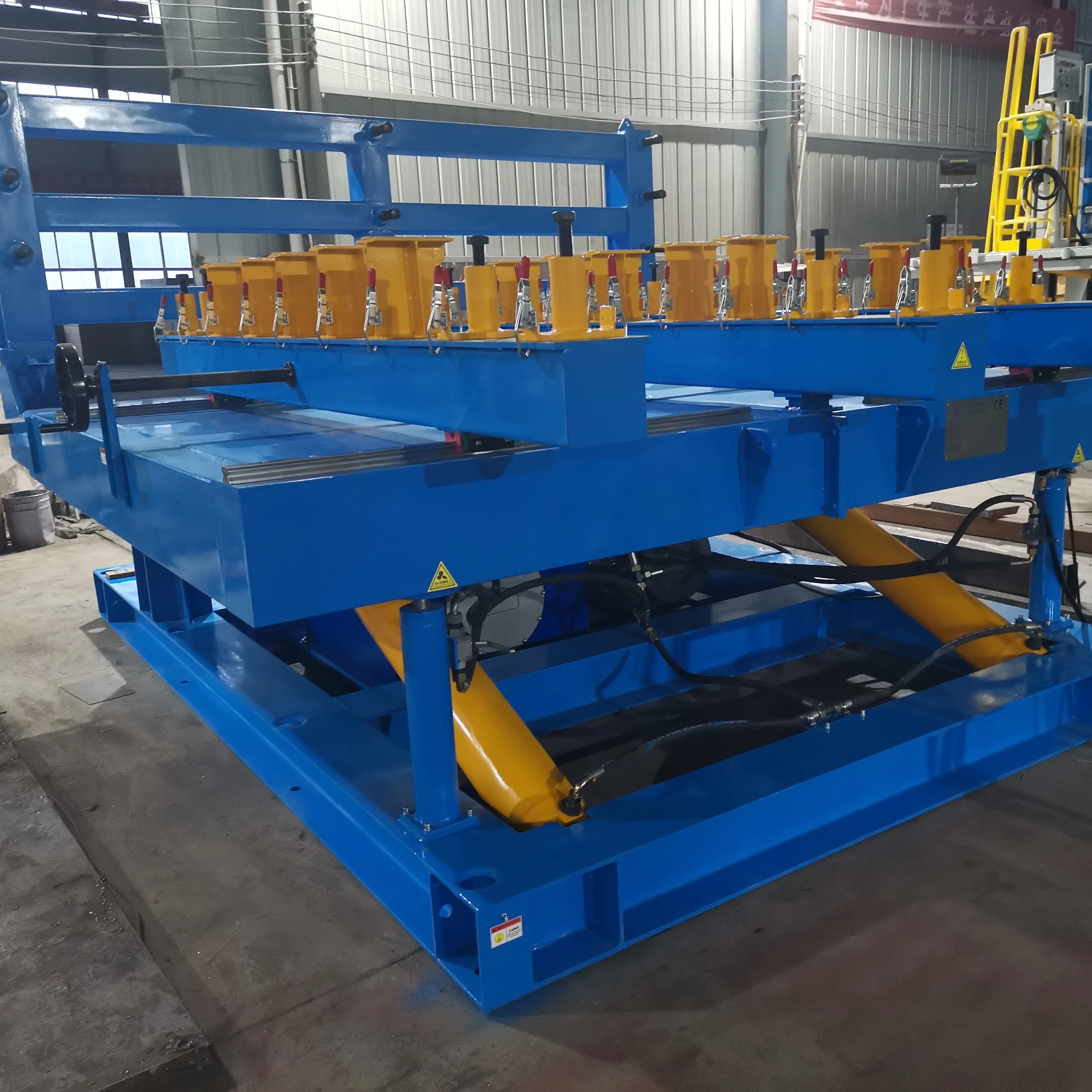 Hydraulic core assembly and turning table