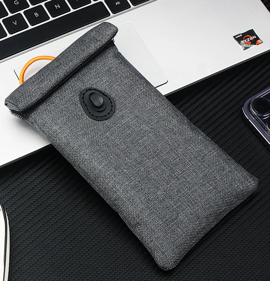 С эластичной лентой для ключей от машины и смартфона