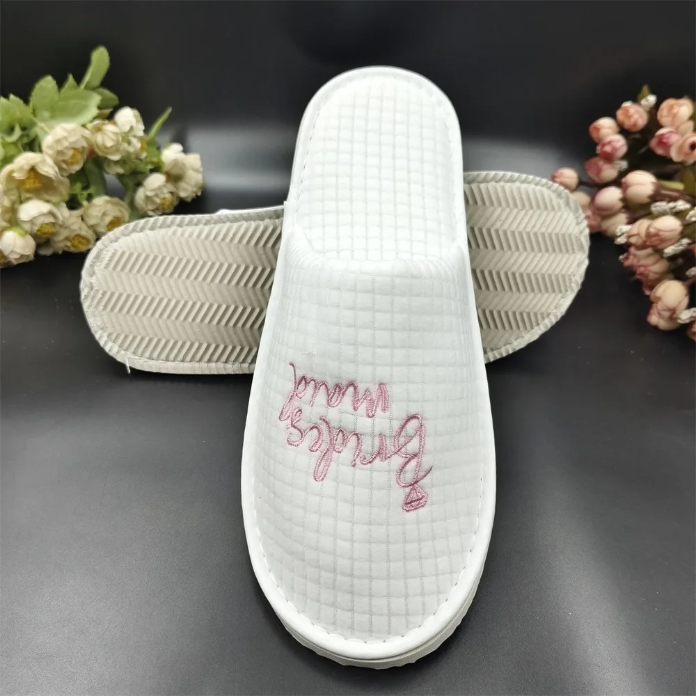 Chinese deluxe  white washable Polar Fleece room closed toe Disposable Slippers embroidered logo with dot cloth sole for hotel