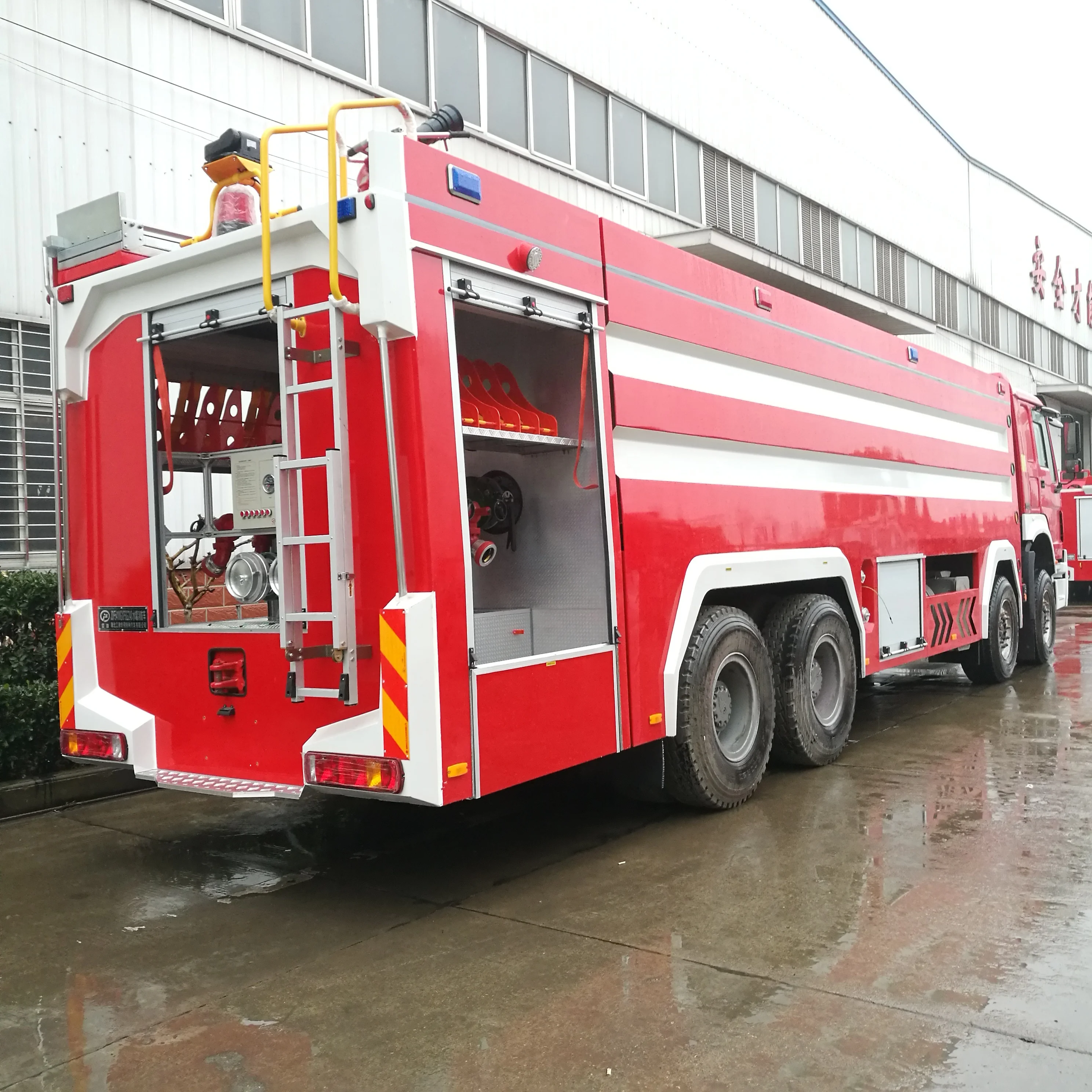 
Sinotruk HOWO 8*4 Airport Emergency Rescue fire fighting truck sale 