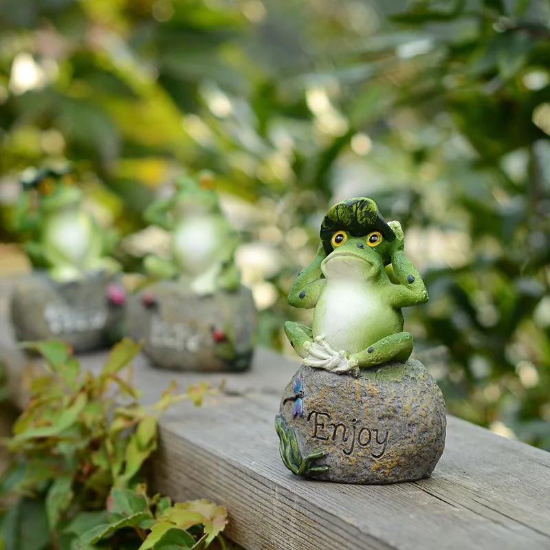 Novelty Design Resin Animal Sculpture Ornaments Frog-shaped Garden Decorations Resin Frog Sitting On the Stone Resin Crafts
