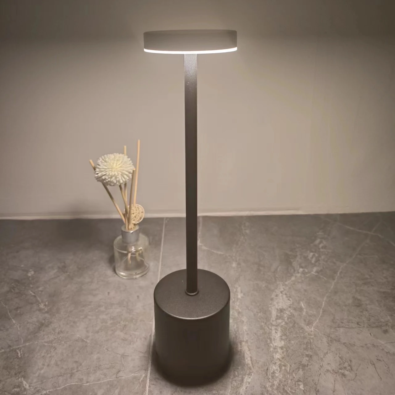 Простая настольная лампа для кровати с бесконечной регулировкой яркости перезаряжаемая Беспроводная Светодиодная столовой