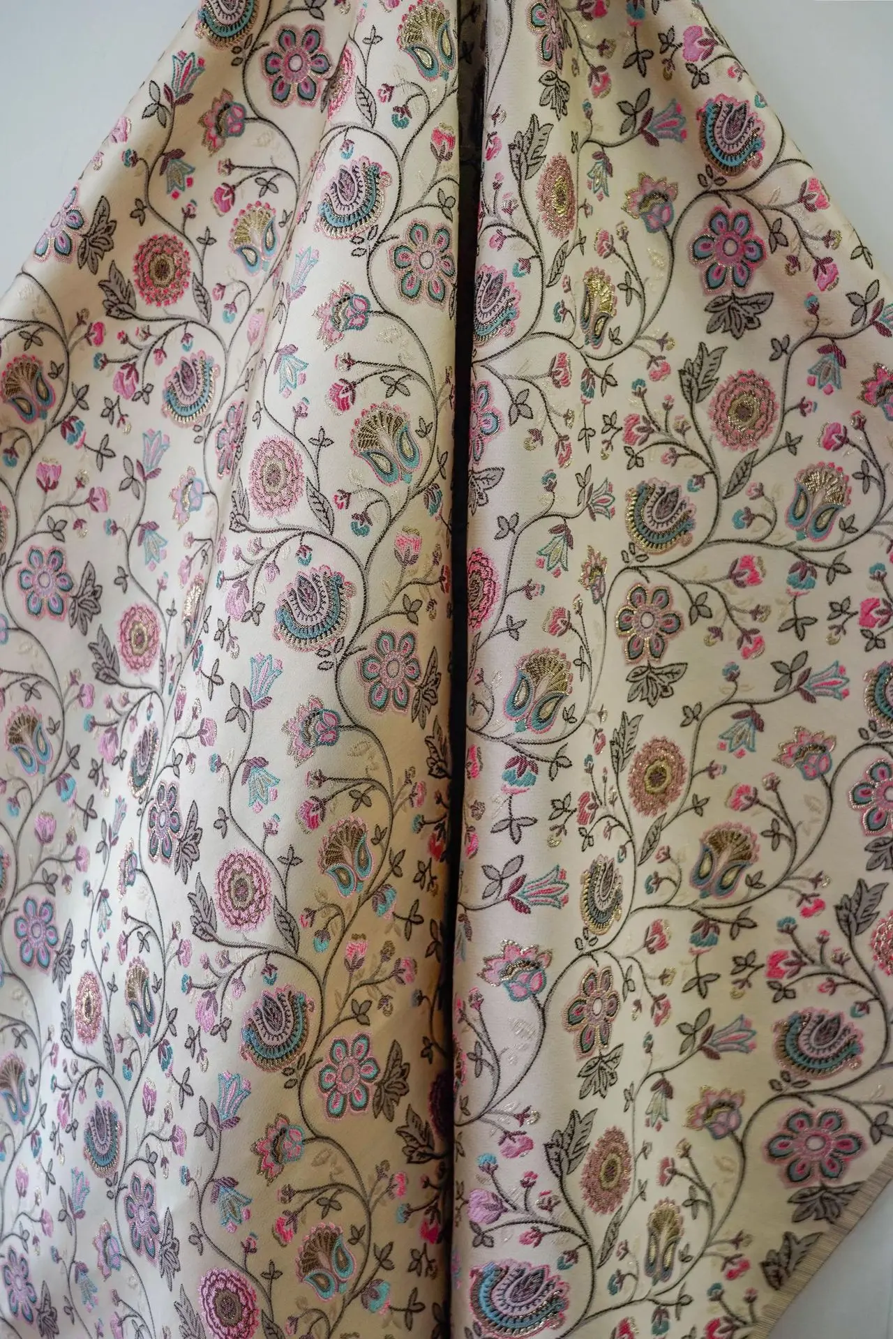 New Arrival 2024 Textile Fabric Quality 3D Jacquard Elegant Flowers 100% Polyester Brocade Fabric for Dress