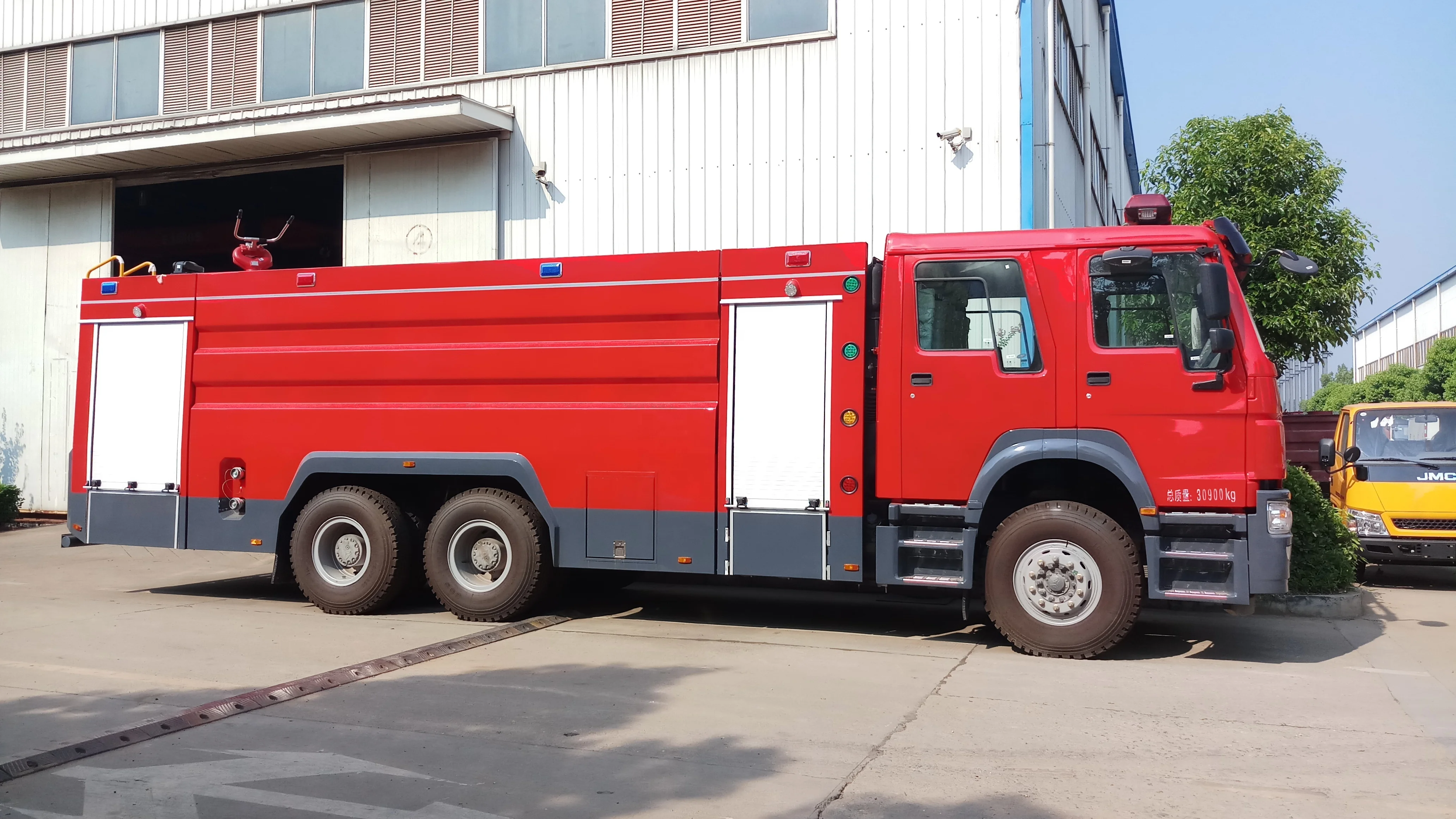 Sinotruck HOWO 6X4 Left/Right hand drive 18000L Large Capacity Water Foam Fire Truck