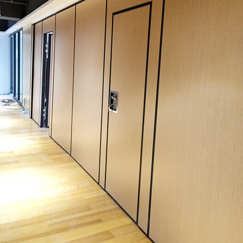 Деревянная перегородка с дверями