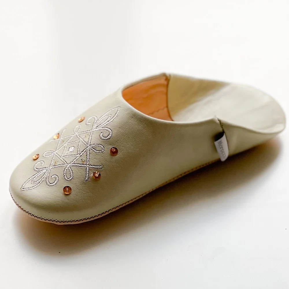 Тапочки Babouche из марокканской кожи с плоской подошвой белого цвета