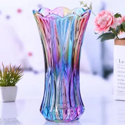 The new transparent glass vase is colorful and gradient flower arrangement. The living room is decorated with simple desktop