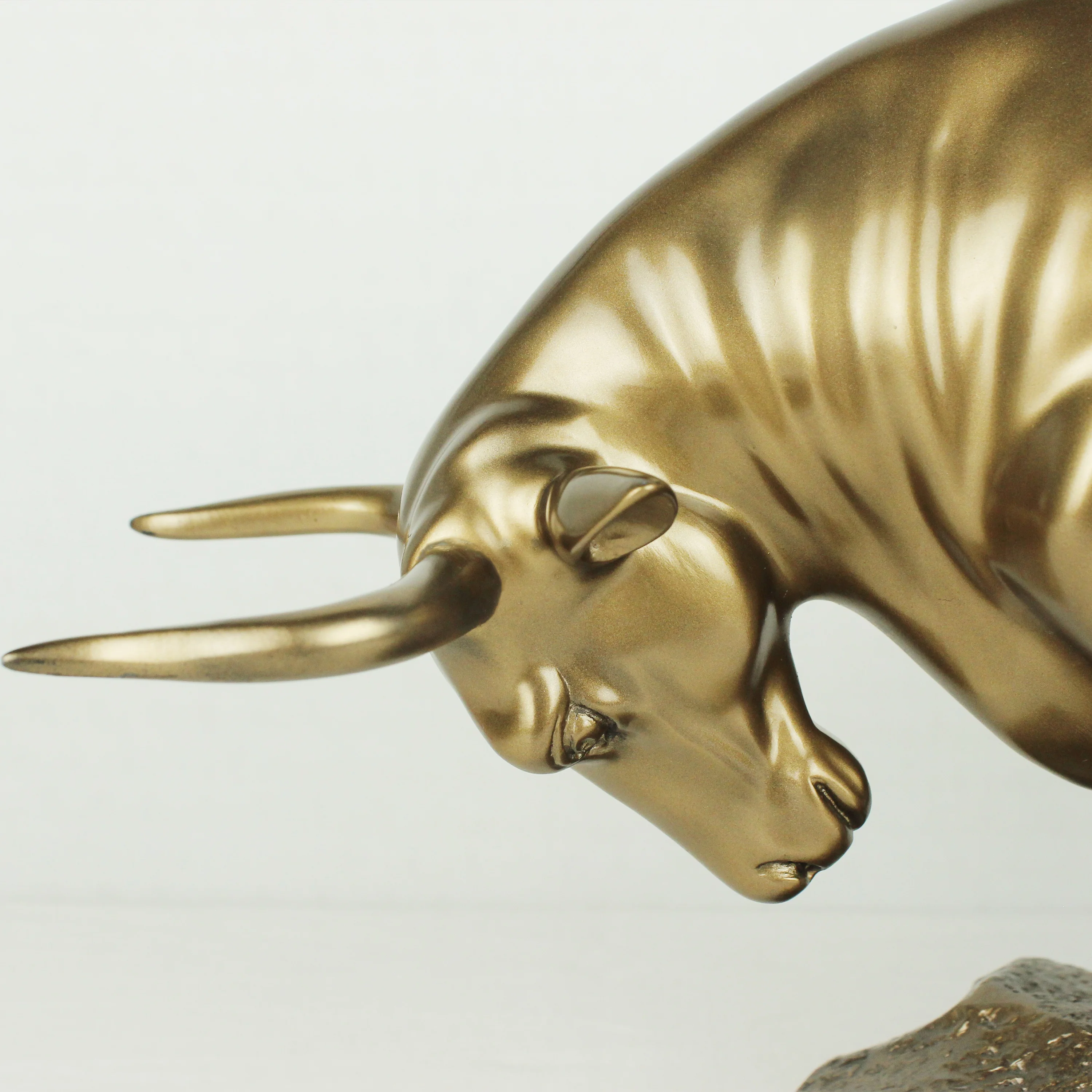 Modern life size bronze bull statue custom metal animal figurine home decoration
