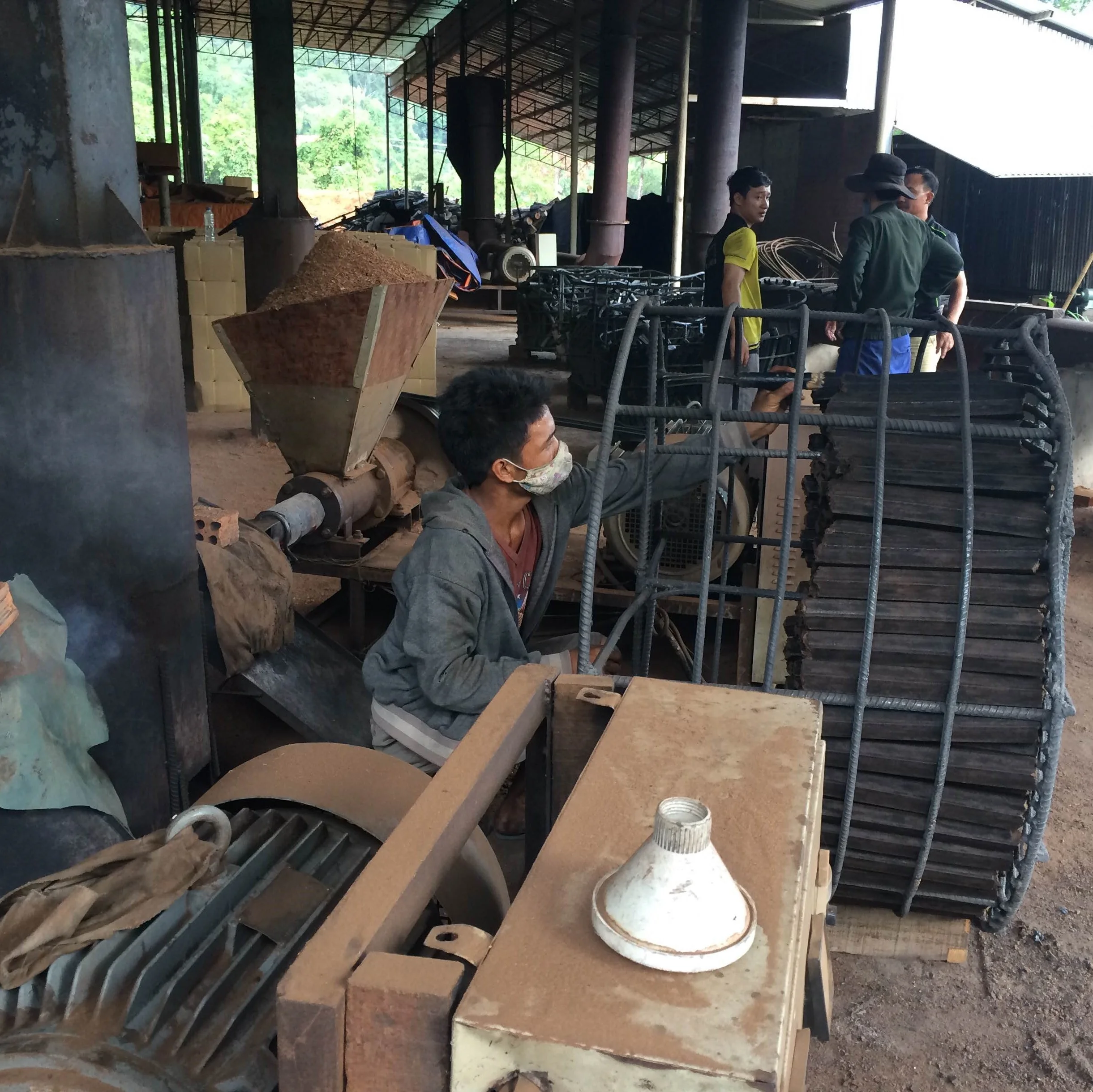 Machine made Sawdust charcoal for sale with less ash high heat long burning for bbq and grillings