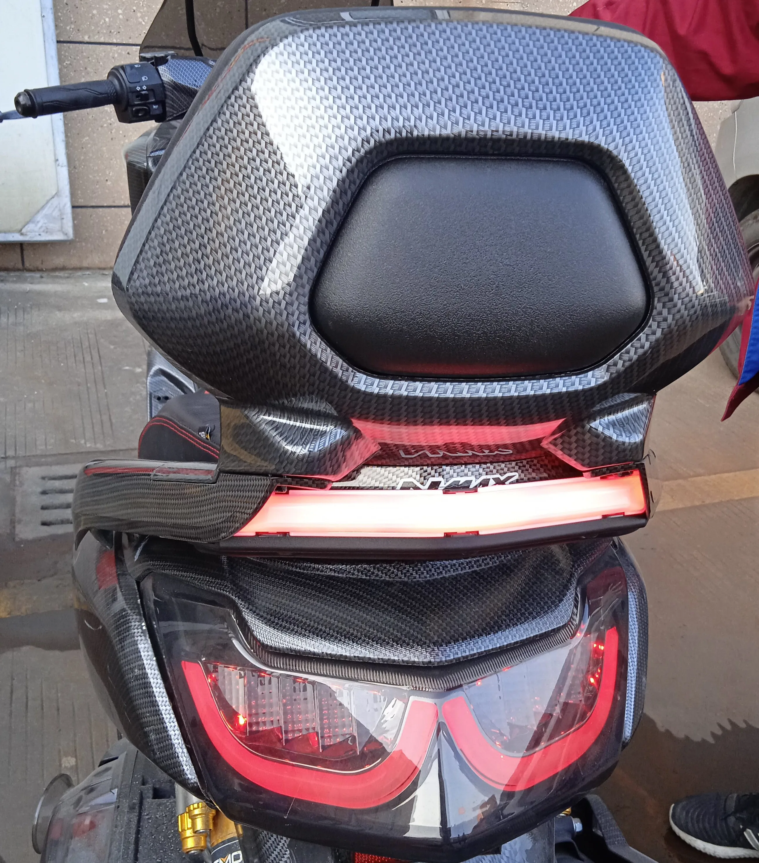 
Спинка сиденья свет для YAMAHA NMAX 155 2018 заднего сиденья отдыха кожи разных цветов 