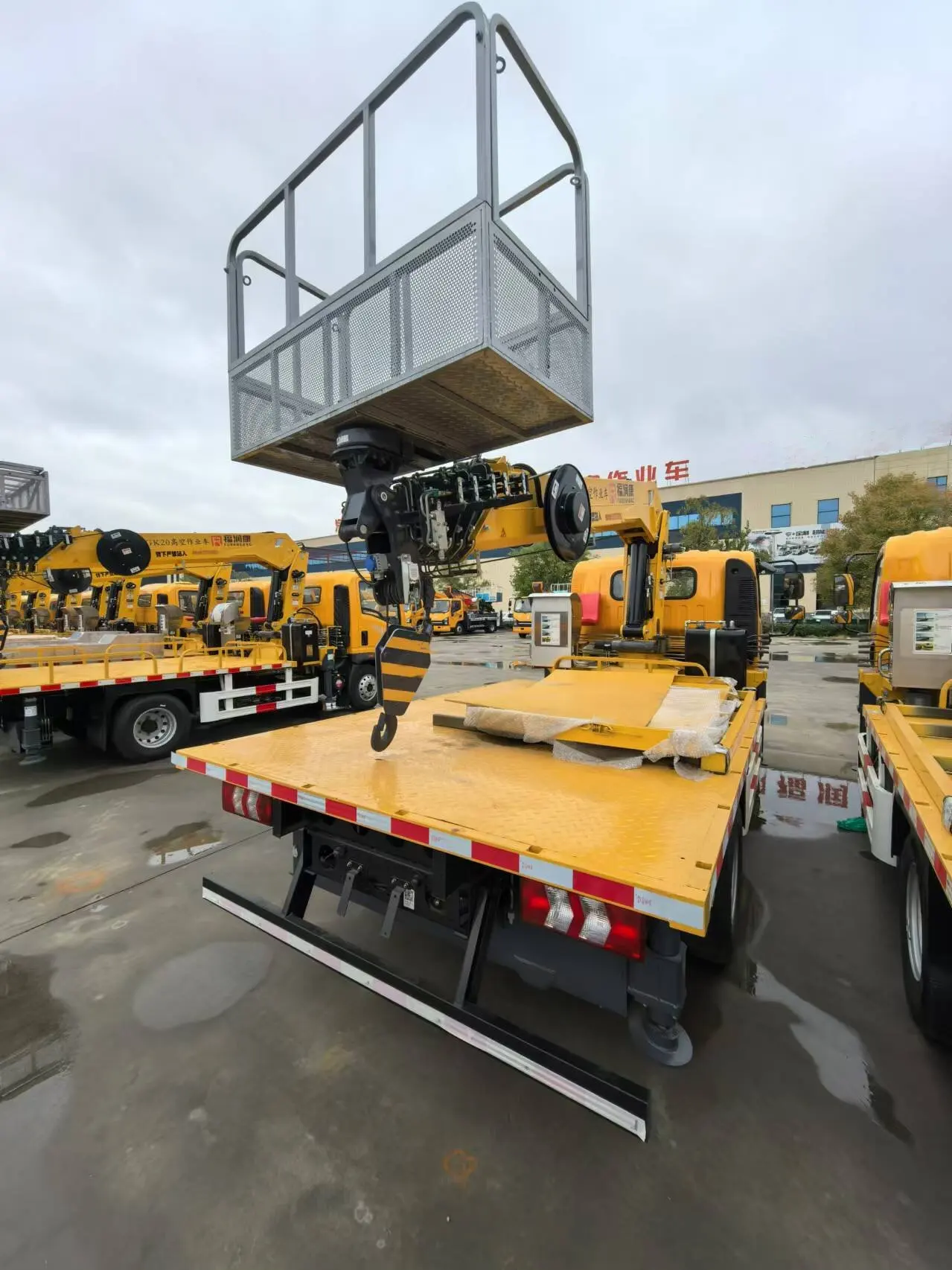 Good Quality Truck Mounted Crane With Boom Lift And Hydraulic Aerial Work Platform For Elevated Tasks