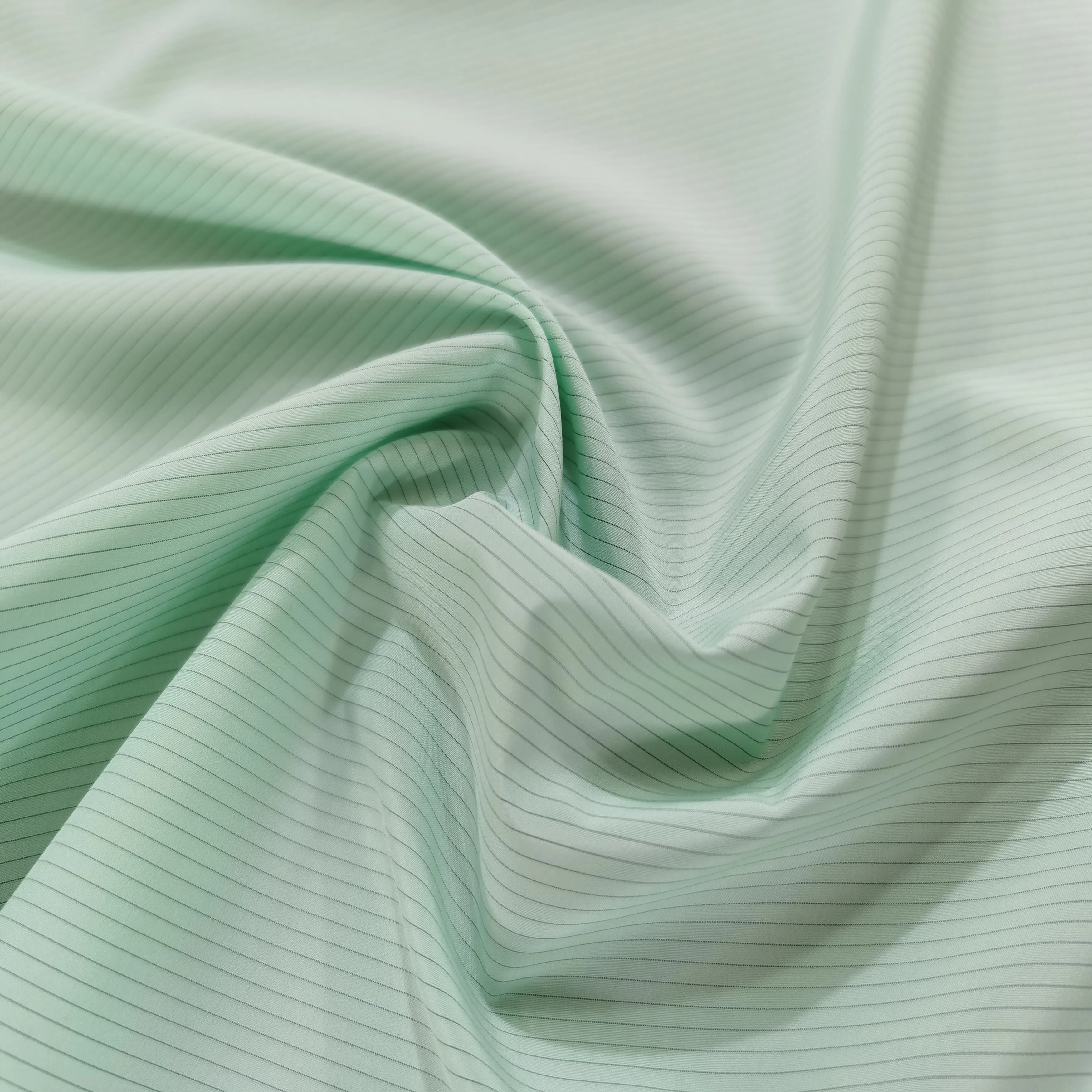 Тканевый пуховик из графенового пуха с поперечной полосой