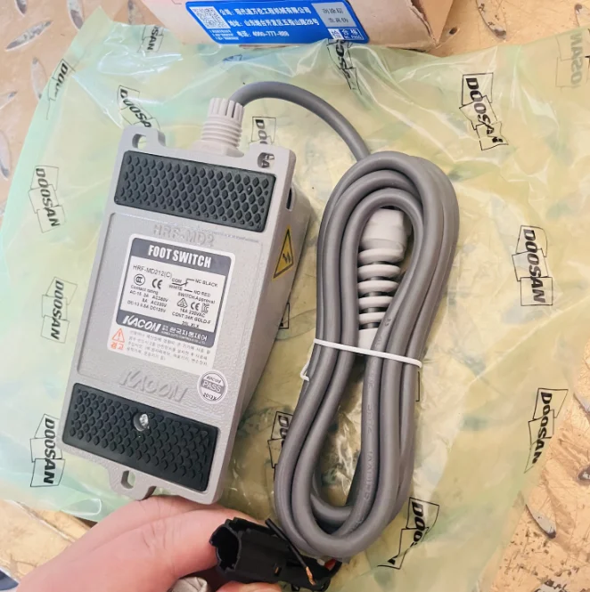 Doosan Daewoo Hyunda i BO Bcat Excavator Original and genuin e Electric Switch assy Breaker Pedal 301405-00562