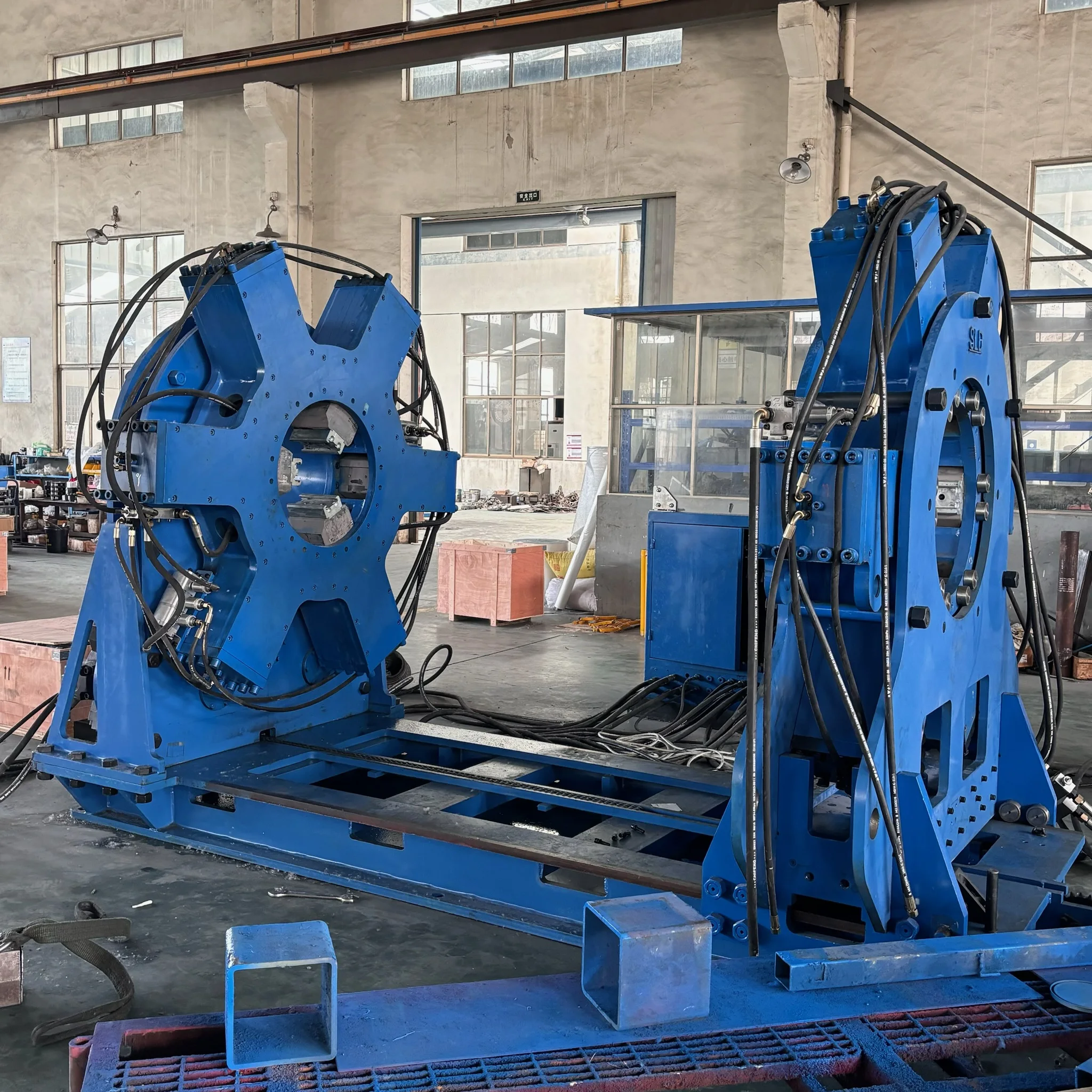 Fully Opening Hinged Headstock Hydraulic Make and Break Unit