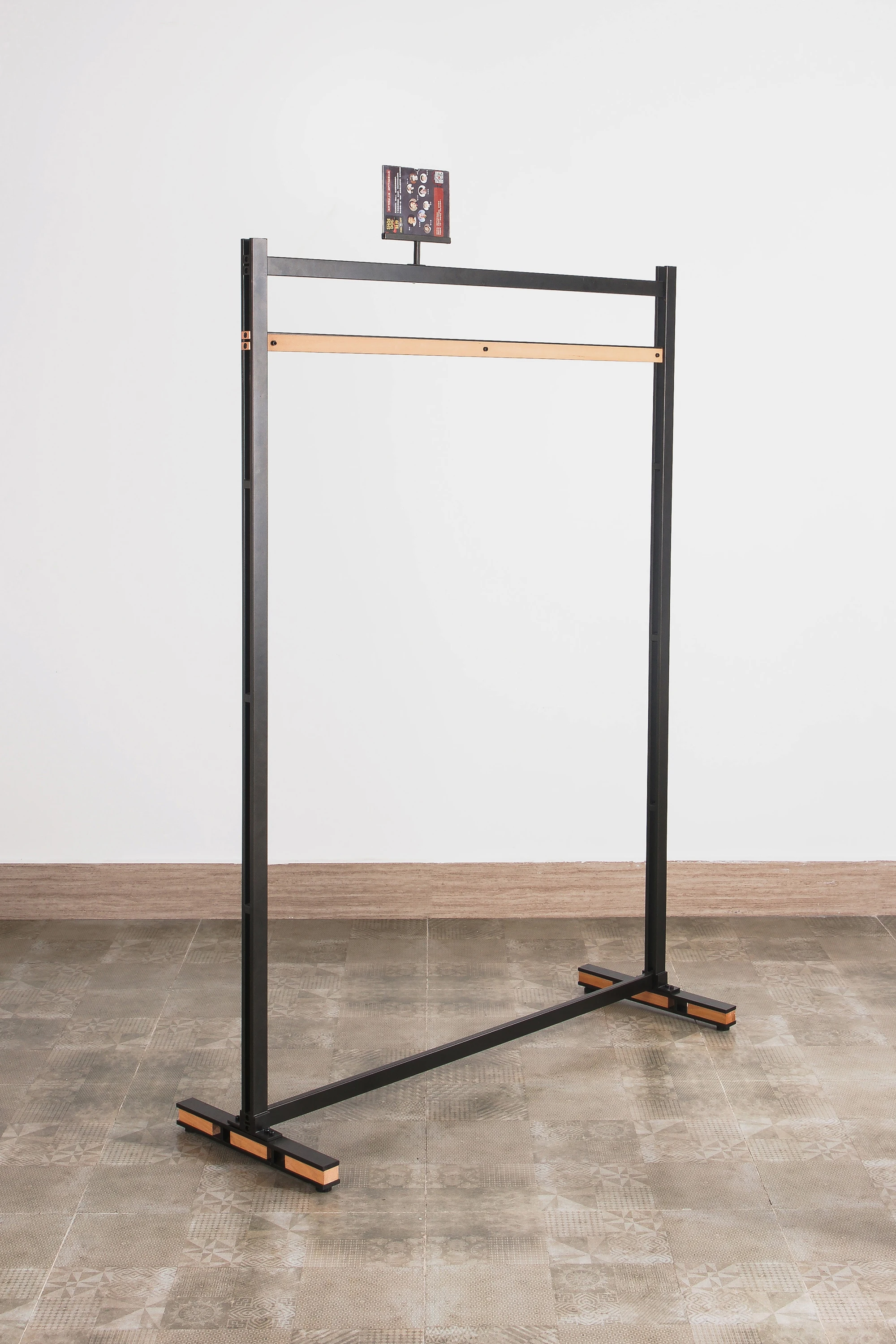 Clothing Boutique Furniture Metal and Wood Free Standing Clothes Hanging Rail Stand Apparel Display Cloth Rack