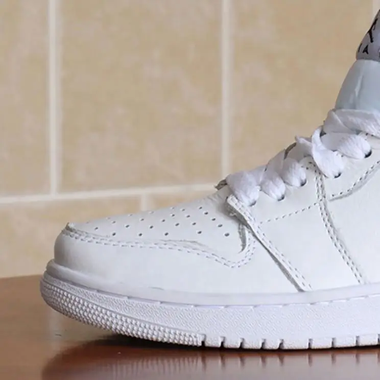 The production plant produces sample shoes, production design, cartoon beautiful and comfortable high-top net red sneakers