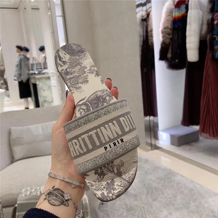 
2021 New Trendy Sandals Arrival Summer Ladies Beach Casual Anti-Slip Breathable Crystal Slides Fashion Design Jelly Sandals 