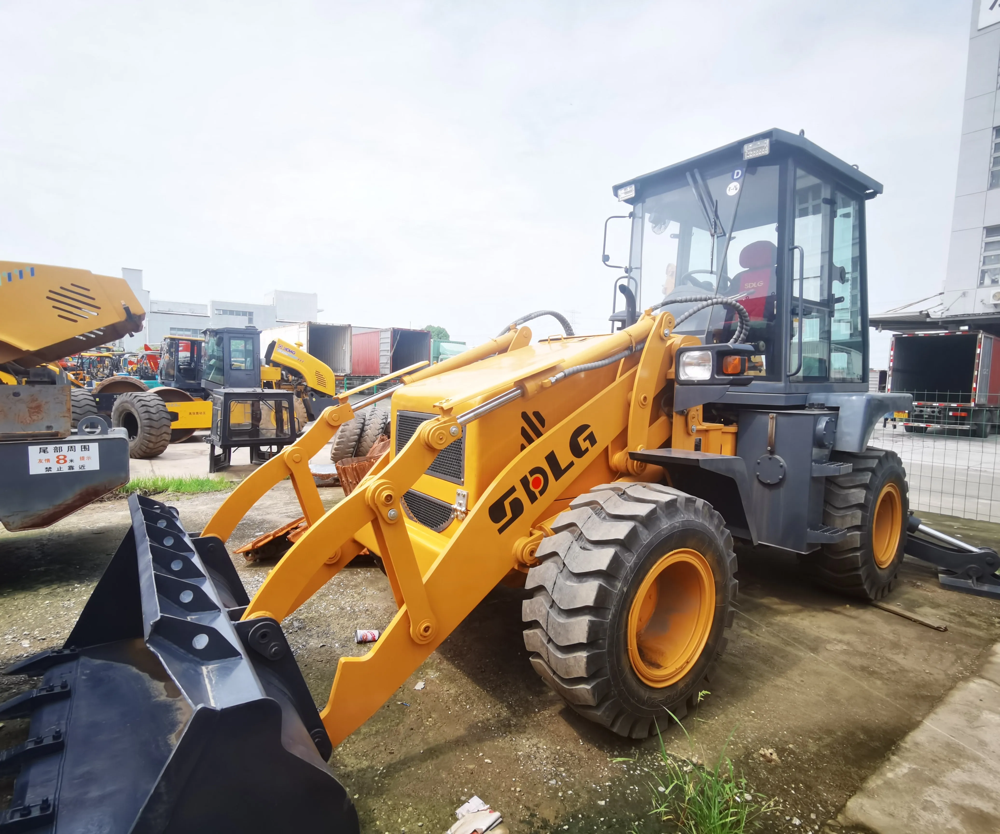 Used SDLG LGB680 model excavator loader 8.3TON Operating weight power 114000W Yellow used wheel loader excavator cheap sale