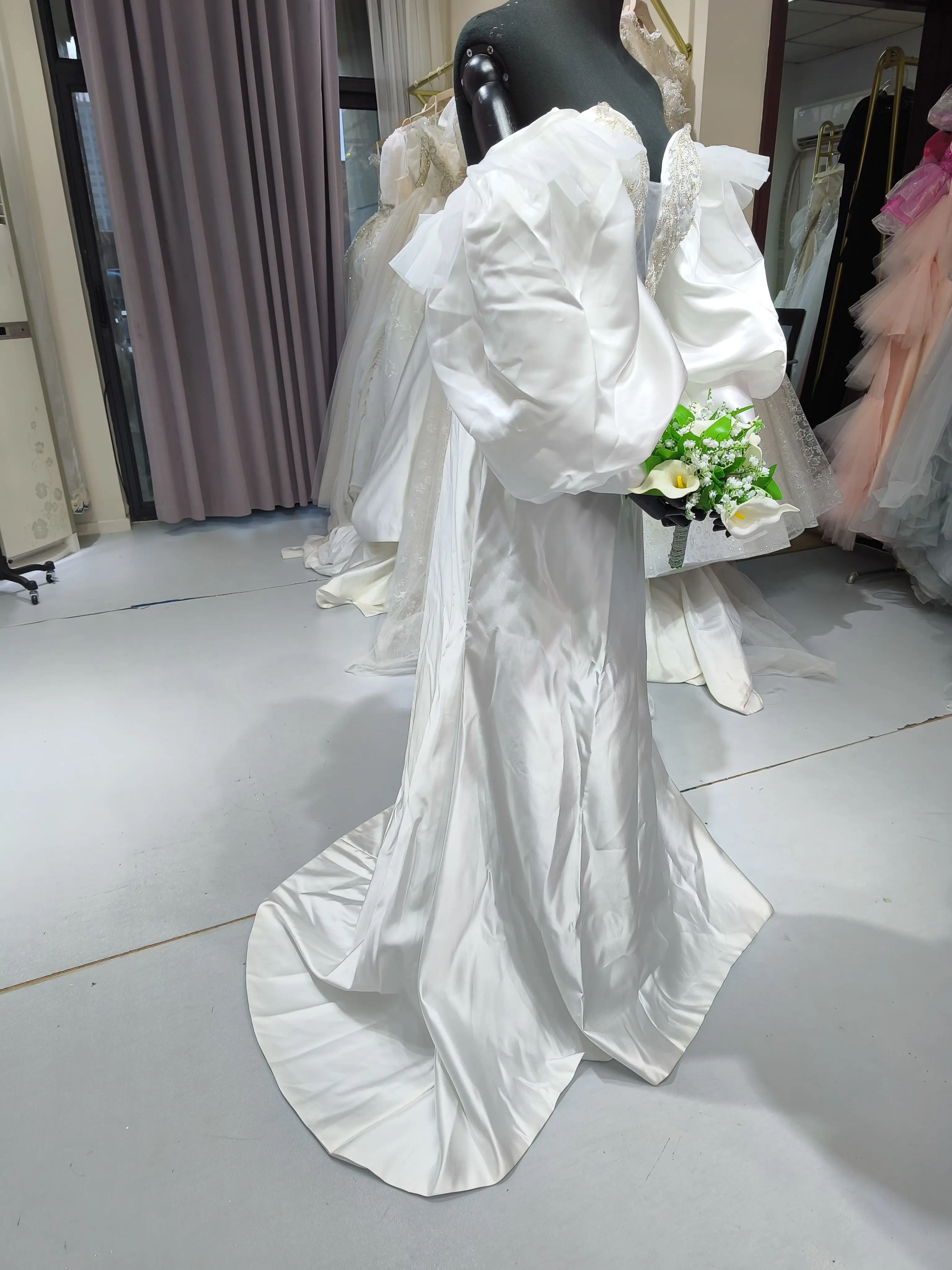 S1047G   2025  New hot sale high quality off shoulder satin fluffy style  bridal  photos beautiful dresses weddings