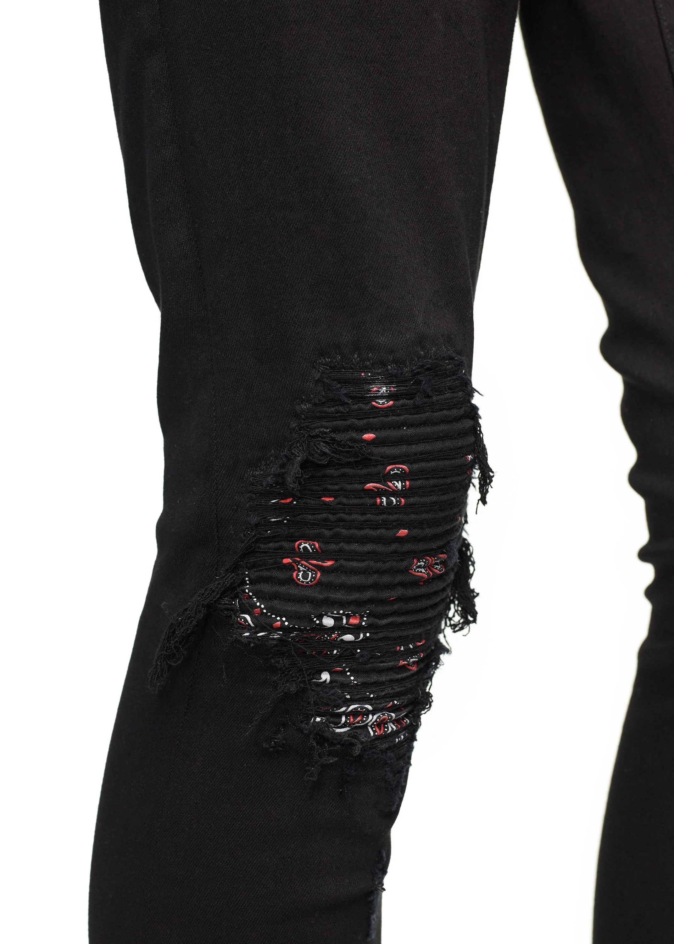 Винтажная бандана на коленях