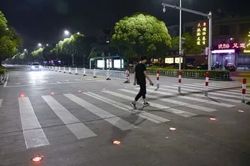 Durable Embedded Cat Eye Reflector Aluminum Ip68 Traffic Warning Road Marker Safety Signs Products Solar Road Stud