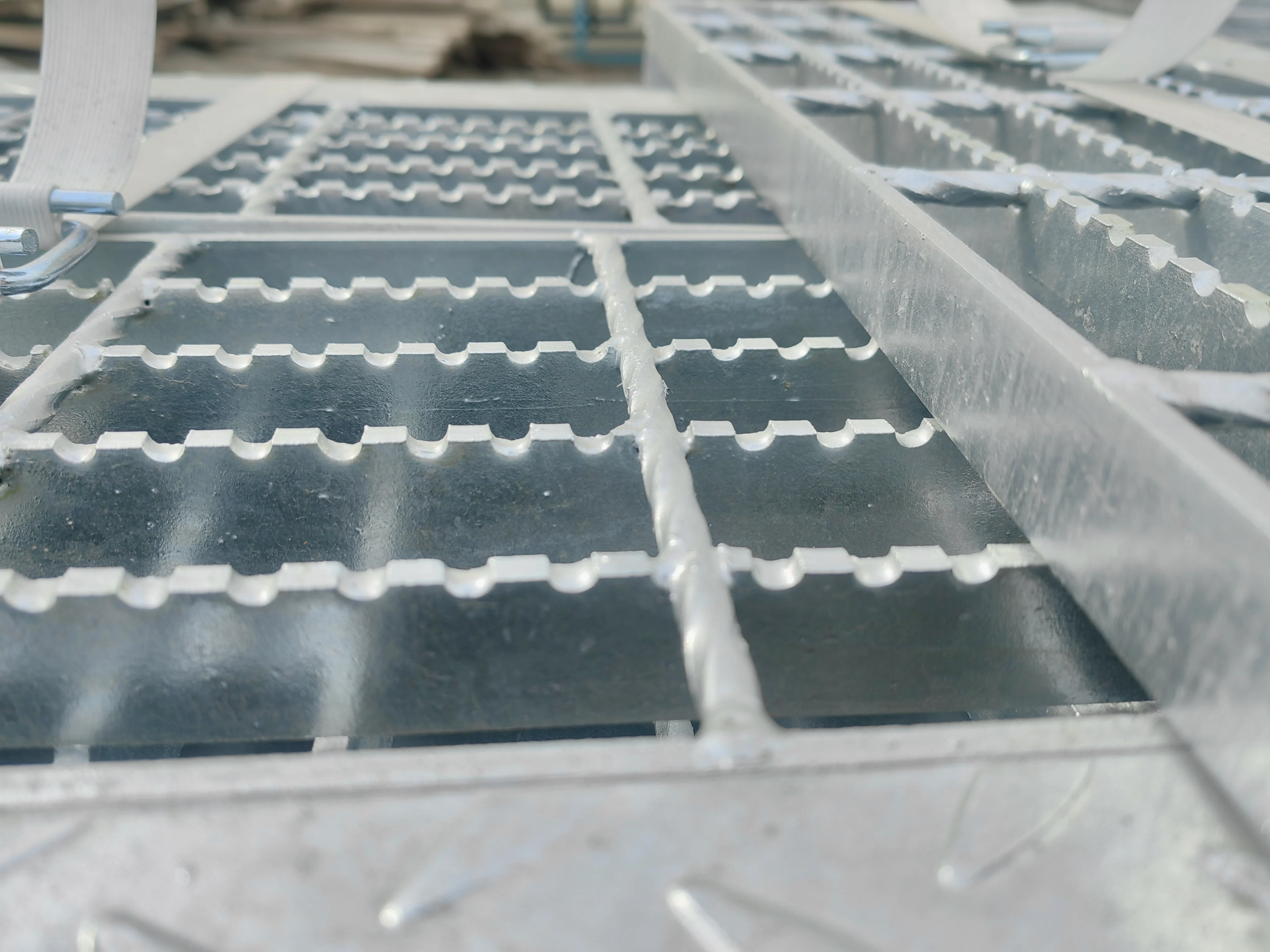 Specializing In The Production Of Steel Floor Drain Grille Swimming Pool Overflow Mesh Stair Tread Steel Grating