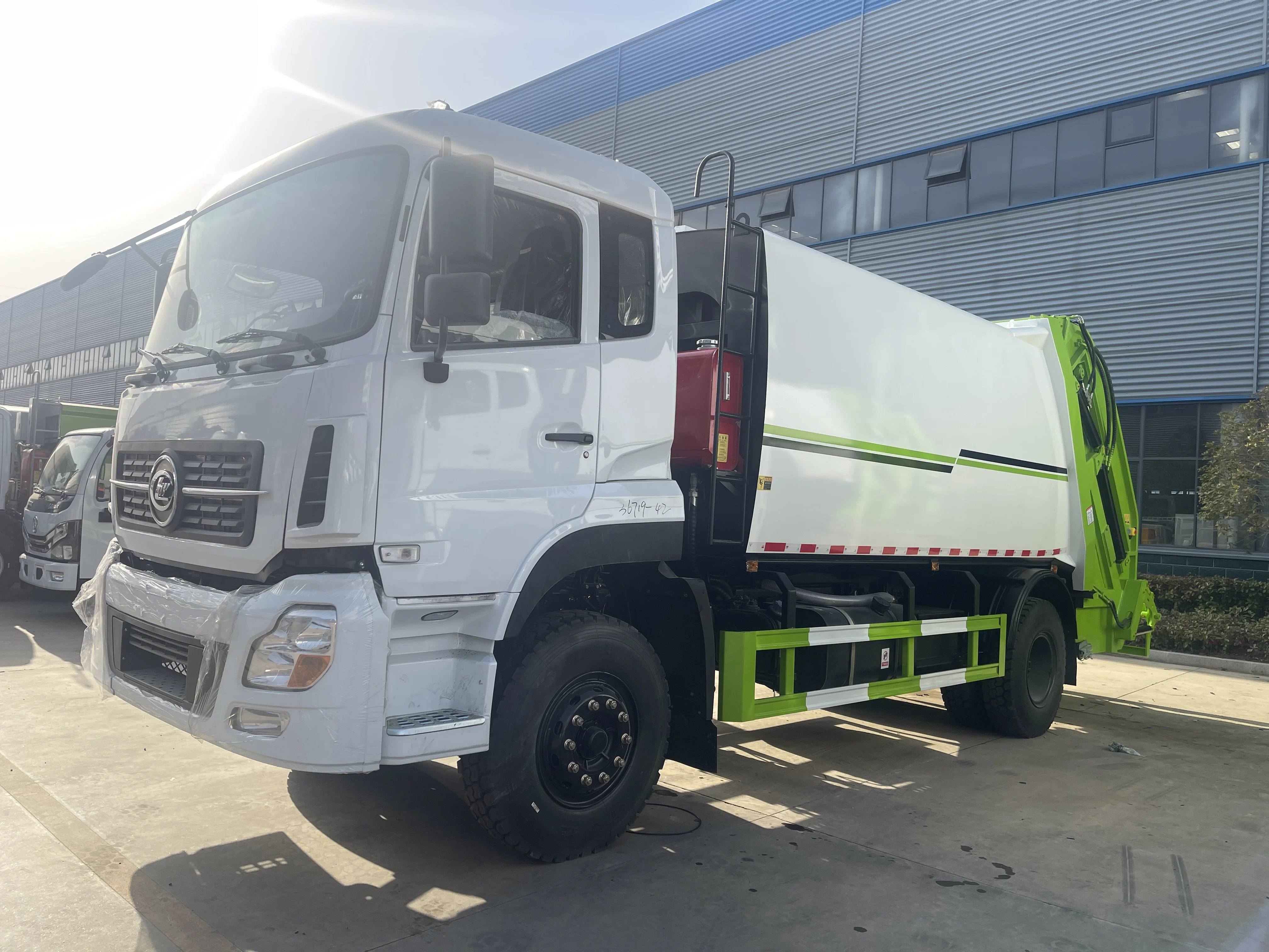 China Brand 4X2 Compressed Refuese Garbage Rubbish Transport Recycle Truck Garbage Compactor Truck