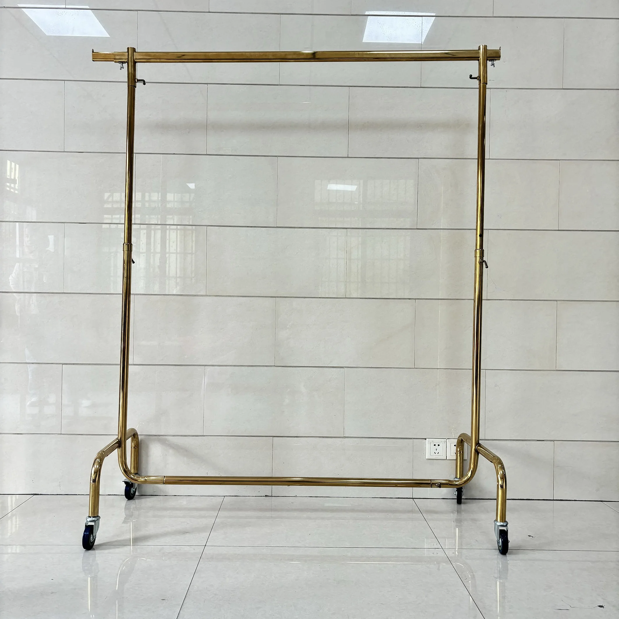 Распродажа простая в доме золотистого цвета переносная Стальная вешалка для одежды с колесами